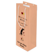 Die Mama steht vor der Tür für einen Weinpub Geschenktüte Für Weinflaschen (Vorderseite Schrägansicht)