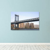Die Manhattan-Brücke über den East River Leinwanddruck (Insitu (Holzboden))