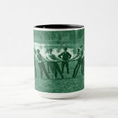 Die Männer der 1890er Jahre, die durch den Umarmen Tasse (Zentrum)