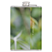 Die männliche amerikanische Goldfinch auf dem Bamb Flachmann (Rückseite)