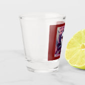 Die Maske starrt durch die Rückseite eines Sessels Schnapsglas (Links)