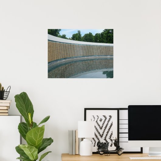 Die Mauer zur Erinnerung an den Zweiten Weltkrieg Poster (Heimbüro)