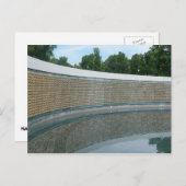 Die Mauer zur Erinnerung an den Zweiten Weltkrieg  Postkarte (Vorne/Hinten)