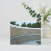 Die Mauer zur Erinnerung an den Zweiten Weltkrieg Postkarte (Stehend Vorderseite)