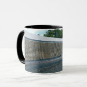 Die Mauer zur Erinnerung an den Zweiten Weltkrieg  Tasse (Vorderseite Links)