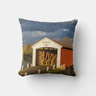 Die Medora Covered Bridge, erbaut 1875 Kissen