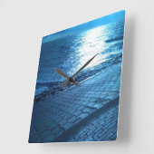 Die Meeresküste, die Ruhe und das blaue Foto Quadratische Wanduhr (Winkel)