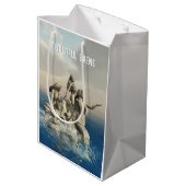 Die Meerjungstatue. Gestalted Mittlere Geschenktüte (Rückseite Schrägansicht)