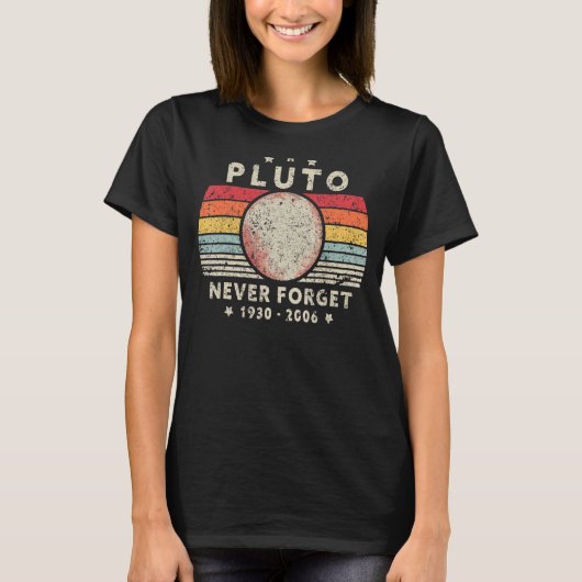 Die Menner vergessen nie Pluto Planet Retro Style T-Shirt (Vorderseite)