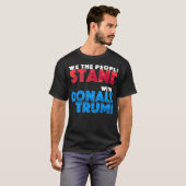 Die Menschen stehen mit Donald Trump T-Shirt (Vorne ganz)