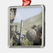 Die Methode der direkten Entfeuerung von Mörsern Silbernes Ornament (Links)