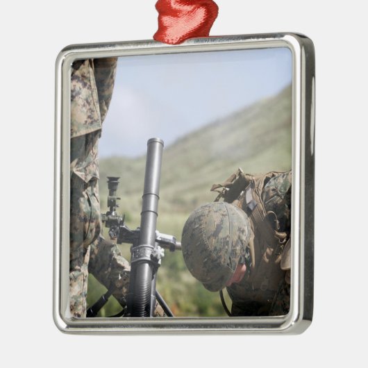 Die Methode der direkten Entfeuerung von Mörsern Silbernes Ornament (Links)