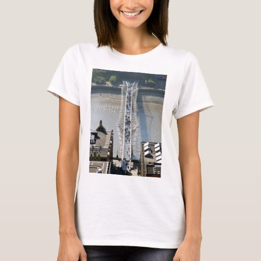 Die Millenium-Brücke T-Shirt (Vorderseite)