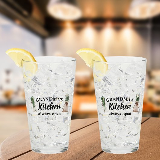 Die moderne Küche von Oma ist immer ein bestes Ges Glas