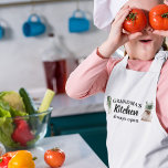 Die moderne Küche von Oma ist immer ein bestes Ges Kinderschürze<br><div class="desc">Herzlich willkommen in der Küche von Großma, wo Liebe und Wärme immer auf der Speisekarte stehen! Genießen Sie Ihre Lieblingsgroßmutter mit diesem charmanten Geschenkartikel aus Zazzle. Ob Muttertag, Geburtstag oder einfach nur Wertschätzung, dieser nachdenkliche Gegenstand bringt ihr sicher ein Lächeln ins Gesicht.Überraschungsgranma mit einem Geschenk, das ihre kulinarischen Talente und...</div>