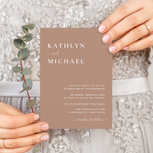 Die moderne Typografie von Clay in einer einfachen Einladung