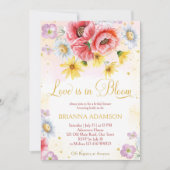 Die Mohnblüte ist in blühendem Brautparty Einladung (Vorderseite)