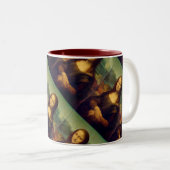 Die Mona Lisa durch Leonardo da Vinci Zweifarbige Tasse (VorderseiteRechts)