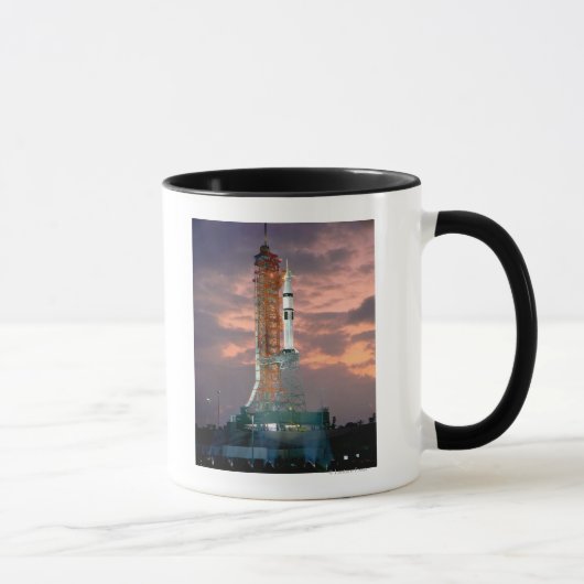 Die Morgendämmerung bricht hinter ASTP Saturn IB C Tasse (Rechts)