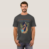 Die Mütter Arehe Gluehat hält ein Familiengeschenk T-Shirt (Vorne ganz)