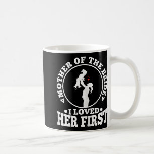 Die Mutter der Braut, die ich sie liebte, die erst Kaffeetasse