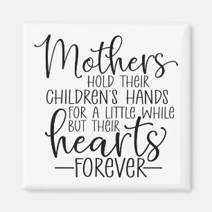 Die Mütter halten ihre Kinder für ein wenig die Ha Magnet