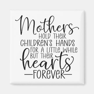 Die Mütter halten ihre Kinder für ein wenig die Ha Magnet