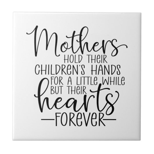 Die Mütter halten ihre Kinder für ein wenig Fliese (Vorderseite)