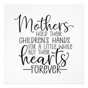 Die Mütter halten ihre Kinder für ein wenig Fotodruck