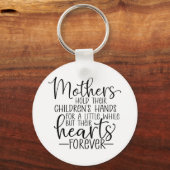 Die Mütter halten ihre Kinder für ein wenig Schlüsselanhänger (Vorderseite)