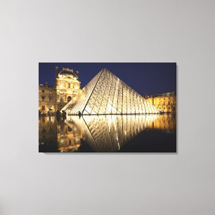 Die Nachtansicht der gläsernen Pyramide des Musee Leinwanddruck