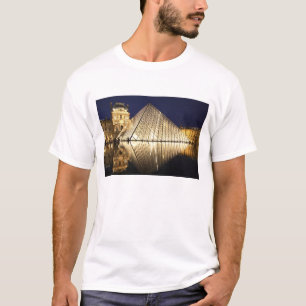 Die Nachtansicht der gläsernen Pyramide des Musee  T-Shirt