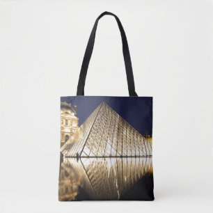 Die Nachtansicht der gläsernen Pyramide des Musee  Tasche