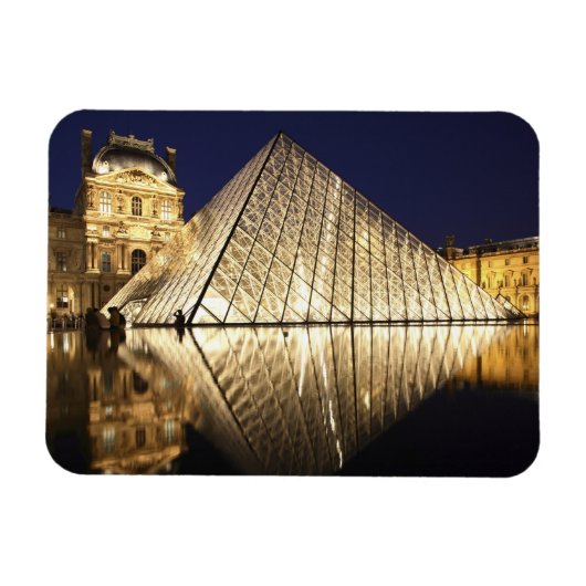 Die Nachtansicht der Glaspyramide des Musée du Magnet (Horizontal)