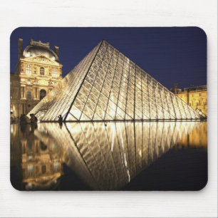 Die Nachtansicht der Glaspyramide des Musee du Mousepad