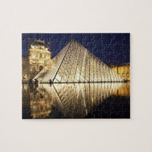 Die Nachtansicht der Glaspyramide des Musee du Puzzle