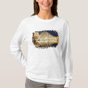 Die Nachtansicht der Glaspyramide des Musee du T-Shirt