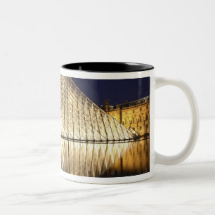 Die Nachtansicht der Glaspyramide des Musée du Zweifarbige Tasse