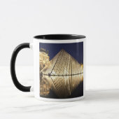 Die Nachtansicht der Glaspyramide von Musee DU Tasse (Links)