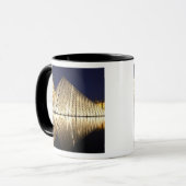 Die Nachtansicht der Glaspyramide von Musee DU Tasse (Vorderseite Links)