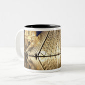 Die Nachtansicht der Glaspyramide von Musee DU Zweifarbige Tasse (Vorderseite Links)