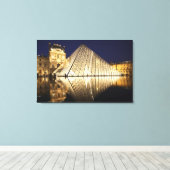 Die nächtliche Aussicht auf die gläserne Pyramide  Leinwanddruck (Insitu (Holzboden))