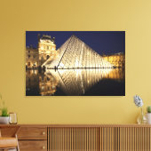 Die nächtliche Aussicht auf die gläserne Pyramide  Leinwanddruck (Insitu (Wohnzimmer))