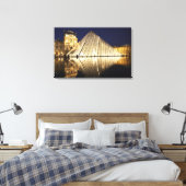 Die nächtliche Aussicht auf die gläserne Pyramide  Leinwanddruck (Insitu (Schlafzimmer))