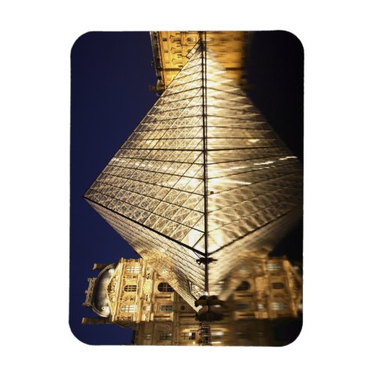 Die nächtliche Aussicht auf die gläserne Pyramide  Magnet (Vertikal)