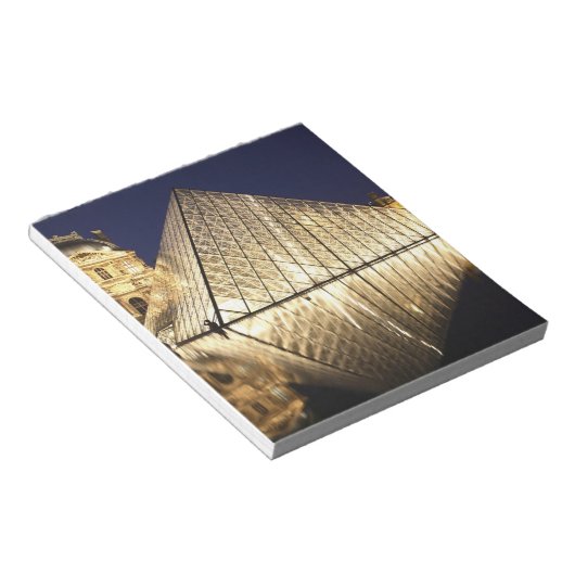 Die nächtliche Aussicht auf die gläserne Pyramide Notizblock (angewinkelt)