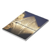 Die nächtliche Aussicht auf die gläserne Pyramide Notizblock (Rotiert)