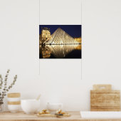 Die nächtliche Aussicht auf die gläserne Pyramide Poster (Küche)