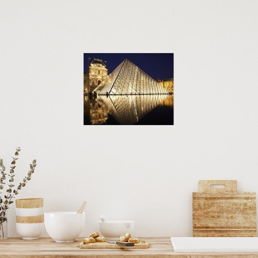 Die nächtliche Aussicht auf die gläserne Pyramide  Poster (Küche)