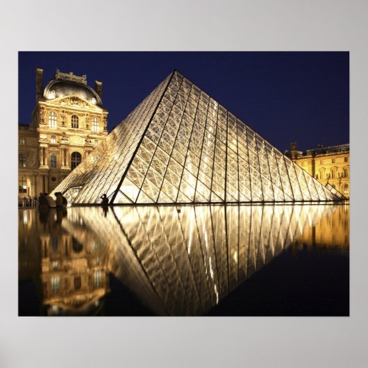 Die nächtliche Aussicht auf die gläserne Pyramide  Poster (Vorne)